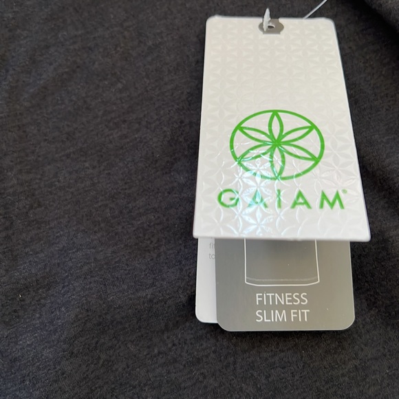 Gaiam Fitness Slim Fit V Neck Top 🖤🤍 - Picture 3 of 6